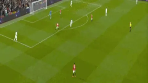 激情对决！巴塞罗那客场出击桑坦德，亚马尔、拉什福德领衔出战，奥尔莫、费兰蓄势待发！